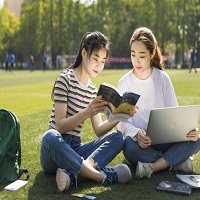 國(guó)萬(wàn)校園招生繳費(fèi)系統(tǒng)從繳費(fèi)者的角度分為兩類(lèi)，分別為校內(nèi)用戶(hù)與校外用戶(hù)，校內(nèi)用戶(hù)通過(guò)統(tǒng)一身份認(rèn)證登錄到系統(tǒng)中，選擇校方提供的繳費(fèi)項(xiàng)目，選擇自己的支付方式即可完成整個(gè)繳費(fèi)過(guò)程。校外用戶(hù)可以通過(guò)兩種方式登陸：注冊(cè)與支付碼登陸，或通過(guò)招生老師分享付款二維碼方式登陸后可以完成繳費(fèi)過(guò)程。